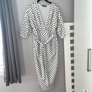 Boohoo White and Black Polka Dot Quarter Sleeve Midi Dress with Waist Tie